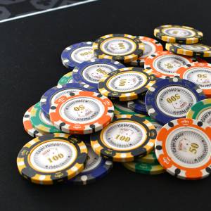 Pokerset med 100 "CROWN" turneringsmarker i lera-komposit material, väger 14 g, med tillbehör.