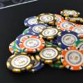 Valigetta da 100 fiches da poker "CROWN" - versione TORNEO - in composti di argilla da 14 g - con accessori.