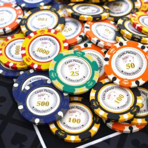 Koffer met 200 "CROWN" Pokerchips - toernooiversie - gemaakt van 14 g klei-composiet - inclusief accessoires.