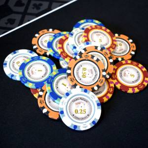 Kofferset van 200 Pokerchips "CROWN" - in de CASH GAME-versie - gemaakt van klei-composiet 14 g - inclusief accessoires.