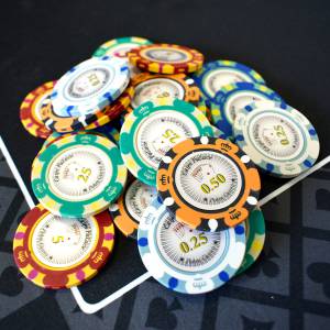 Pokerset "CROWN" - CASH GAME Version - besteht aus 1000 Pokerchips aus 14 g schwerem Clay Composite-Material und beinhaltet Zube