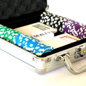 100-delige pokerset "ULTIMATE POKER CHIPS" - TOERNOOI-versie - van ABS met metalen inzetstuk van 12 g - met accessoires.