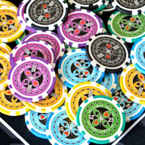 100-delige pokerset "ULTIMATE POKER CHIPS" - TOERNOOI-versie - van ABS met metalen inzetstuk van 12 g - met accessoires.