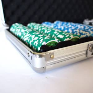 Mallette de 400 jetons de poker "ULTIMATE POKER CHIPS" - version TOURNOI - en ABS insert métallique 12 g - avec accessoires