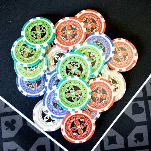 Maleta de 100 fichas de pôquer "ULTIMATE POKER CHIPS" - versão CASH GAME - em ABS com inserção metálica de 12 g - com acessórios