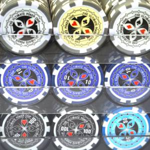 Klatka dla ptaków z 600 żetonami do pokera "ULTIMATE POKER CHIPS" - wersja CASH GAME - ABS z metalowym wkładem o wadze 12 g.