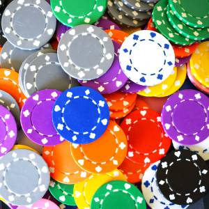 Pokerkoffer met 100 "SUITED COLOR" pokerchips - gemaakt van ABS met een metalen inzetstuk van 12 g - inclusief accessoires.