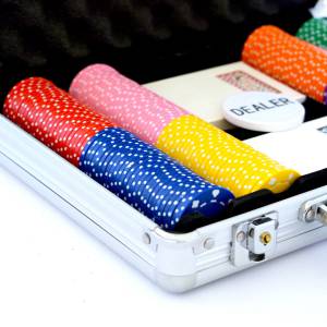 200 chips pokerset "SUITED" - gemaakt van ABS met een metalen inzetstuk van 12 g - met accessoires