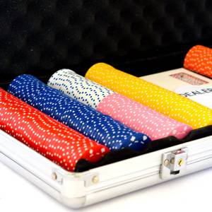 Pokerkoffer met 400 pokerchips "SUITED COLOR" - gemaakt van ABS met metalen inleg van 12 g - inclusief accessoires.