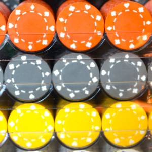 Vogelkooi met 1000 "SUITED" pokerchips - gemaakt van ABS met een metalen inzetstuk van 12 g - inclusief accessoires