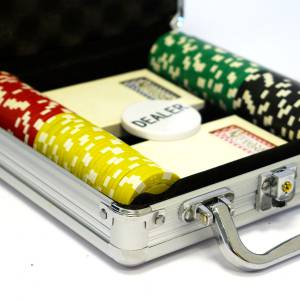 Pokerkoffer met 100 "DICE COLOR" pokerchips - gemaakt van ABS met metalen inleg - inclusief accessoires.