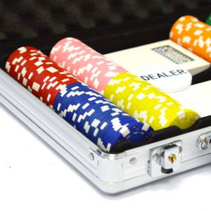 200 "DICE" poker chip set - made of ABS with a 12g metal insert - comes with accessories.