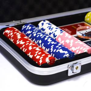 Mallette de 100 jetons de poker "ULTIMATE POKER CHIPS" - version TOURNOI - en ABS insert métallique 12 g - avec accessoires