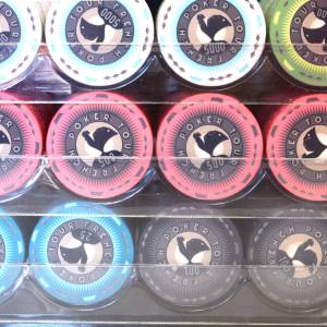 Jaula de pájaros con 600 fichas de póker "FRENCH POKER TOUR" - de cerámica de 10g - EXCLUSIVO DE CARTES PRODUCTION.