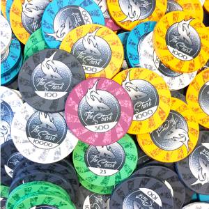 Koffer met 100 pokerchips "THE SHARK" - van keramiek, 10 g - Exclusief bij CARTES PRODUCTION.