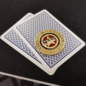 Kaartwachter van messing "TEXAS HOLD'EM" - 38mm - in een plastic hoesje.