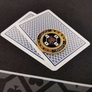 Card guard "LUCKY 8" - 40 mm - in its plexiglass token protector.