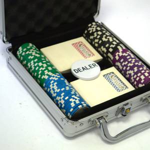 Valigetta da 100 fiches da poker "ROYAL FLUSH" - versione TORNEO - in ABS con inserto metallico da 12 g - con accessori.
