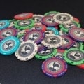 Maleta com 300 fichas de poker "FRENCH POKER TOUR - CASH GAME" - em cerâmica 10g - EXCLUSIVO CARTES PRODUCTION.