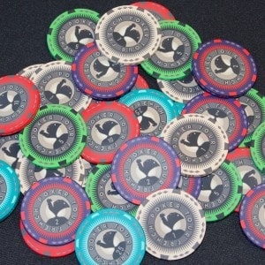 Maleta com 300 fichas de poker "FRENCH POKER TOUR - CASH GAME" - em cerâmica 10g - EXCLUSIVO CARTES PRODUCTION.