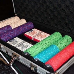 Maleta com 300 fichas de poker "FRENCH POKER TOUR - CASH GAME" - em cerâmica 10g - EXCLUSIVO CARTES PRODUCTION.