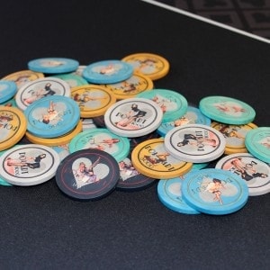 Pokerset "PIN UP" - 300 pokerschips in een koffer - keramische chips van 10 gram - EXCLUSIEF VAN CARTES PRODUCTION.