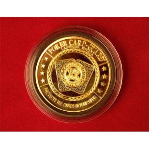 Card guard "LUCKY 8" - 40 mm - nell suo portatore di gettoni in plexiglass.