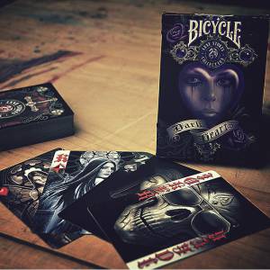 Dark Hearts Anne Stokes Collection – Bicycle - jeu de 54 cartes cartonnées plastifiées – format poker – 2 index standards