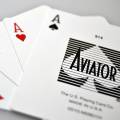 AVIATOR "POKER 914" Blau - Set mit 54 laminierten Kartonspielkarten - Pokerformat - 2 Standard-Indizes