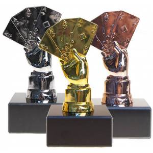 Trophées de poker  POKER HAND PODIUM – 3 trophées – 13cm de hauteur – socles à personnalisés
