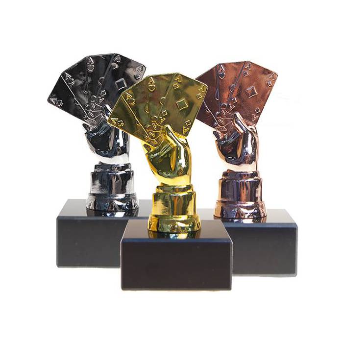 Trophées de poker  POKER HAND PODIUM – 3 trophées – 13cm de hauteur – socles à personnalisés